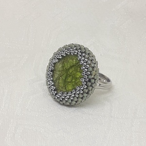 Zöld kerámia kaboson közepű gyűrű - ékszer - gyűrű - gyöngyös gyűrű - Meska.hu