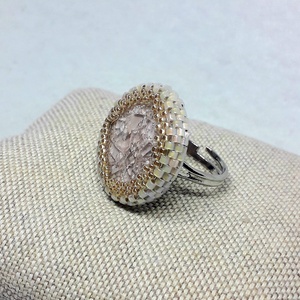 Halvány rózsaszín kerámia kaboson közepű gyűrű, Ékszer, Gyűrű, Gyöngyös gyűrű, Gyöngyfűzés, gyöngyhímzés, MESKA