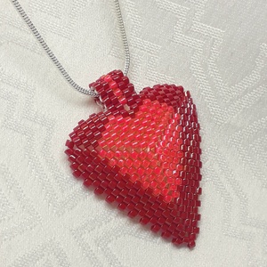 Szív medál II. Valentín napra, Ékszer, Nyaklánc, Medálos nyaklánc, Ékszerkészítés, Gyöngyfűzés, gyöngyhímzés, Háromszög medál, finom minőségi 11/0 Miyuki japán gyöngyből, Peyote technikával készült.
Medál hoss..., MESKA