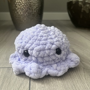 Új 1db egyedi horgolt lila medúza, Játék & Sport, Plüssállat & Játékfigura, Más figura, Horgolás, MESKA