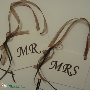 MR és MRS tábla - esküvő - dekoráció fotózáshoz - székjelölőhöz - egyedi , Esküvő, Dekoráció, Tábla & Jelzés, Papírművészet, MESKA