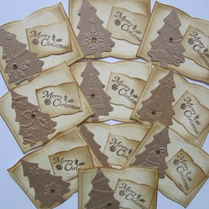 Könyv alakú ajándékkísérő dombormintás fenyőfával - Merry christmas felirattal - csoportajándék - , Karácsony, Karácsonyi ajándékozás, Karácsonyi képeslap, üdvözlőlap, ajándékkísérő, Papírművészet, MESKA