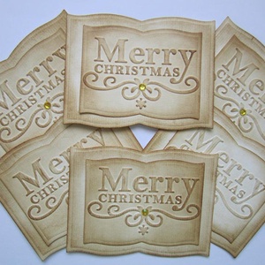 Könyv alakú ajándékkísérő dombormintás fenyőfával - Merry christmas felirattal - csoportajándék -  - karácsony - karácsonyi ajándékozás - karácsonyi képeslap, üdvözlőlap, ajándékkísérő - Meska.hu