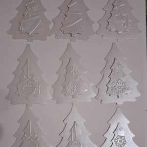Egyedi dombormintás karácsonyi ajándékkísérő (hófehér fenyőfa) - csoportajándék - vendégajándék - ajándékkártya bárkinek, Karácsony, Karácsonyi ajándékozás, Karácsonyi képeslap, üdvözlőlap, ajándékkísérő, Papírművészet, MESKA