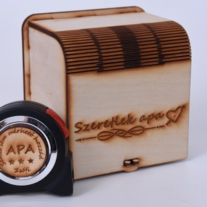 Egyedi gravírozott mérőszalag-Apának dobozban - kellékek & szerszámok - szerszámok, eszközök - egyéb szerszám, eszköz - Meska.hu