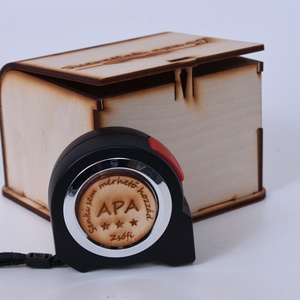 Egyedi gravírozott mérőszalag-Apának dobozban - kellékek & szerszámok - szerszámok, eszközök - egyéb szerszám, eszköz - Meska.hu