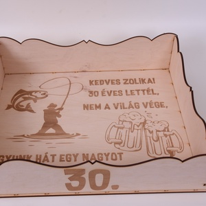 Gravírozott sörös tálca ajándék � dobozos sör tartó - otthon & életmód - konyhafelszerelés, tálalás - italos kellékek - italtartó - Meska.hu