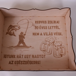 Gravírozott sörös tálca ajándék � dobozos sör tartó - otthon & életmód - konyhafelszerelés, tálalás - italos kellékek - italtartó - Meska.hu