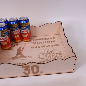 Gravírozott sörös tálca ajándék � dobozos sör tartó - otthon & életmód - konyhafelszerelés, tálalás - italos kellékek - italtartó - Meska.hu