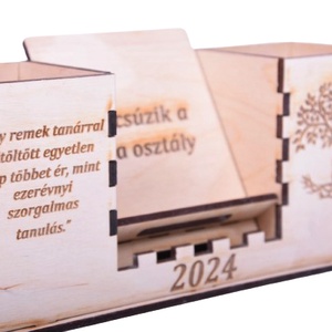 Gravírozott ceruzatartó telefon tartóval - otthon & életmód - tárolás & rendszerezés - íróasztali tároló - Meska.hu