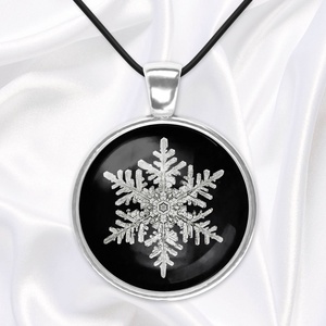 Fekete-fehér üveglencsés medál hópehellyel - Meska.hu