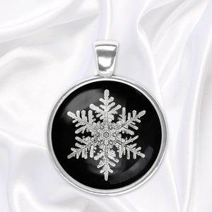 Fekete-fehér üveglencsés medál hópehellyel - ékszer - nyaklánc - medál - Meska.hu