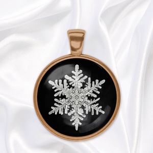 Fekete-fehér üveglencsés medál hópehellyel - ékszer - nyaklánc - medál - Meska.hu
