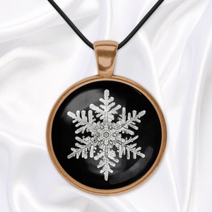Fekete-fehér üveglencsés medál hópehellyel - ékszer - nyaklánc - medál - Meska.hu