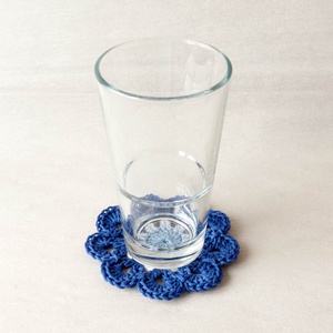 2 db virág alakú horgolt poháralátét, kék-fehér-világoskék - otthon & életmód - konyhafelszerelés, tálalás - tálalás - tányér- és poháralátét - Meska.hu
