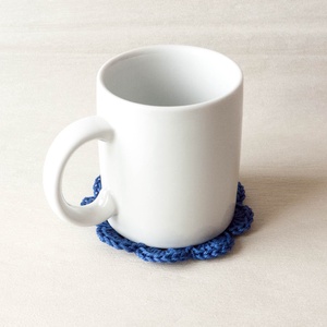 2 db virág alakú horgolt poháralátét, kék-fehér-világoskék - otthon & életmód - konyhafelszerelés, tálalás - tálalás - tányér- és poháralátét - Meska.hu