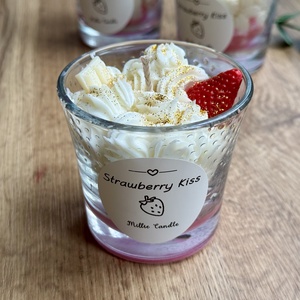 Strawberry Kiss - kézműves Valentin-napi szójagyertya, Otthon & Életmód, Gyertya, illat, aroma, Gyertya, Gyertya-, mécseskészítés, MESKA