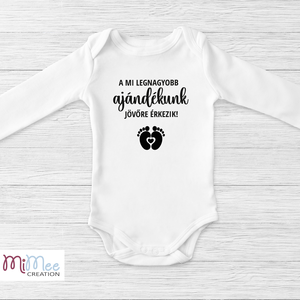 A mi legnagyobb ajándékunk feliratos baba bejelentő body - Meska.hu