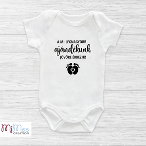 A mi legnagyobb ajándékunk feliratos baba bejelentő body - ruha & divat - babaruha & gyerekruha - body - Meska.hu A mi legnagyobb ajándékunk feliratos baba bejelentő body - ruha & divat - babaruha & gyerekruha - body - Meska.hu