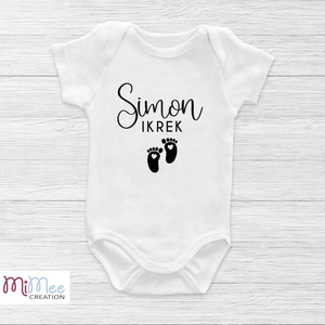 Családneves ikres baba érkezést bejelentő, bababejelentő body - ruha & divat - babaruha & gyerekruha - body - Meska.hu