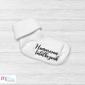Hamarosan érkezem baba bejelentő zokni - ruha & divat - babaruha & gyerekruha - babafotózási ruha és kellék - Meska.hu Hamarosan érkezem baba bejelentő zokni - ruha & divat - babaruha & gyerekruha - babafotózási ruha és kellék - Meska.hu