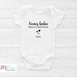 Névre szóló - baba érkezik hamarosan bejelentő body, feliratos baba body - ruha & divat - babaruha & gyerekruha - body - Meska.hu Névre szóló - baba érkezik hamarosan bejelentő body, feliratos baba body - ruha & divat - babaruha & gyerekruha - body - Meska.hu