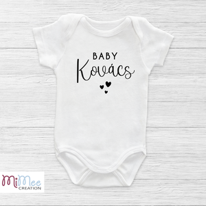 Baby és családneves baba bejelentő body, feliratos baba body - ruha & divat - babaruha & gyerekruha - body - Meska.hu