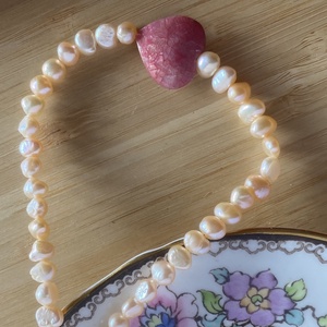 Halvány rózsaszín nyakék kagyló szívvel, tenyésztett gyöngyökkel, Ékszer, Ékszerszett, Ékszerkészítés, MESKA