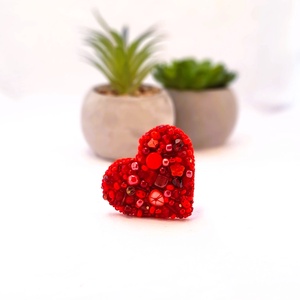 Kitűző - piros. - ékszer - kitűző és bross - Meska.hu