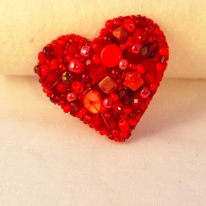 Kitűző - piros. - ékszer - kitűző és bross - Meska.hu