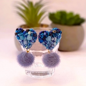 Kék gyöngyös , nyusziszőr pom-pom-os fülbevaló. - ékszer - fülbevaló - lógó fülbevaló - Meska.hu