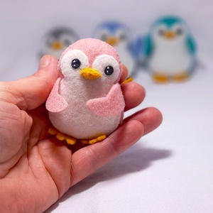 Vidám szines pingvinek - rózsaszín., Otthon & Életmód, Dekoráció, Fali és függő dekoráció, Függődísz, Varrás, MESKA