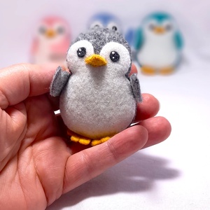 Vidám szines pingvinek - szürke., Otthon & Életmód, Dekoráció, Fali és függő dekoráció, Függődísz, Varrás, MESKA