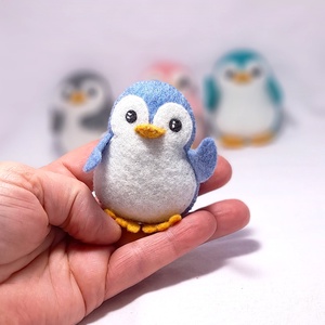 Vidám szines pingvinek - világos kék., Otthon & Életmód, Dekoráció, Fali és függő dekoráció, Függődísz, Varrás, MESKA