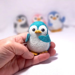 Vidám szines pingvinek - türkizzöld., Otthon & Életmód, Dekoráció, Fali és függő dekoráció, Függődísz, Varrás, MESKA