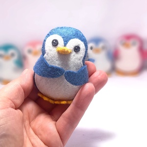 Vidám szines pingvinek - sötétkék., Otthon & Életmód, Dekoráció, Fali és függő dekoráció, Függődísz, Varrás, MESKA