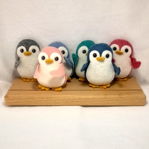 Vidám szines pingvinek. - otthon & életmód - dekoráció - fali és függő dekoráció - függődísz - Meska.hu