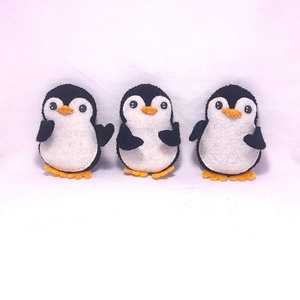 Vidám filc pingvinek. - otthon & életmód - dekoráció - fali és függő dekoráció - függődísz - Meska.hu