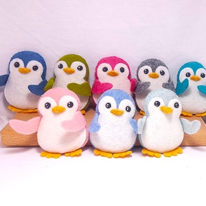 Vidám szines pingvinek. - otthon & életmód - dekoráció - fali és függő dekoráció - függődísz - Meska.hu