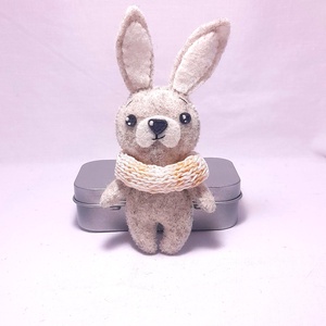 Filc Zsebnyuszi sállal. - játék & sport - plüssállat & játékfigura - maci - Meska.hu