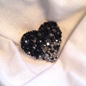 Apró gyöngyös Kitűző - fekete. - ékszer - kitűző és bross - Meska.hu