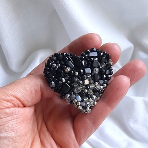 Apró gyöngyös Kitűző - fekete., Ékszer, Kitűző és Bross, Gyöngyfűzés, gyöngyhímzés, MESKA