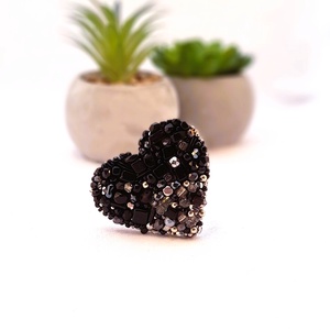 Apró gyöngyös Kitűző - fekete. - ékszer - kitűző és bross - Meska.hu