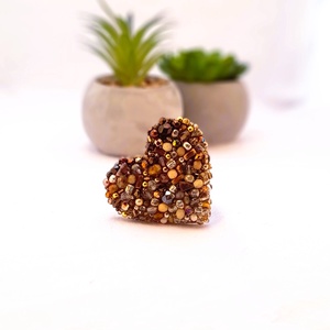 Apró gyöngyös Kitűző - barna., Ékszer, Kitűző és Bross, Gyöngyfűzés, gyöngyhímzés, MESKA