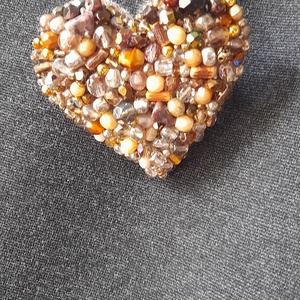 Apró gyöngyös Kitűző - barna. - ékszer - kitűző és bross - Meska.hu