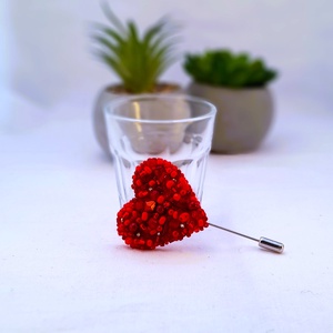 Apró gyöngyös Kitűző - piros. - ékszer - kitűző és bross - Meska.hu