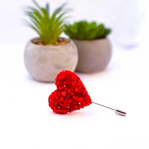 Apró gyöngyös Kitűző - piros., Ékszer, Kitűző és Bross, Gyöngyfűzés, gyöngyhímzés, MESKA