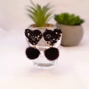 Fekete gyöngyös , nyusziszőr pom-pom-os fülbevaló., Ékszer, Fülbevaló, Lógó fülbevaló, , MESKA