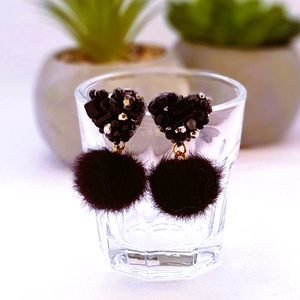 Fekete gyöngyös , nyusziszőr pom-pom-os fülbevaló.2. - ékszer - fülbevaló - lógó fülbevaló - Meska.hu