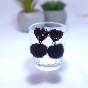 Fekete gyöngyös , nyusziszőr pom-pom-os fülbevaló.2. - ékszer - fülbevaló - lógó fülbevaló - Meska.hu